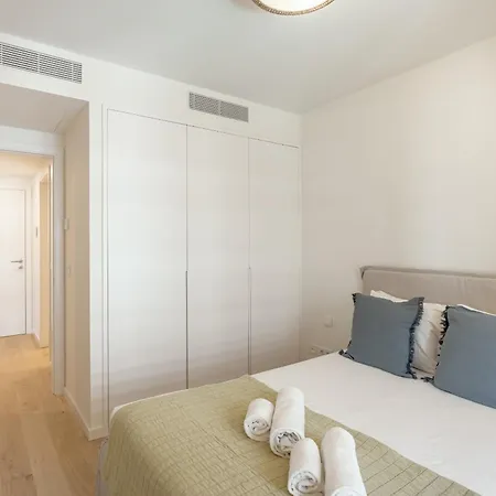 Modern With Balcony And Pool Ii By Homing Lisbon