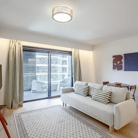 Modern With Balcony And Pool Ii By Homing Appartement